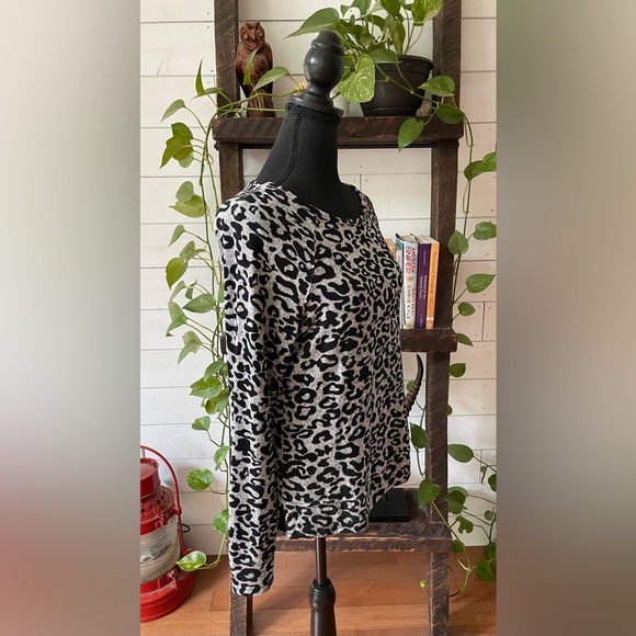 Emily Daniel’s: Gray and Black Leopard Print Lightweight Sweater - Picture 12 of 17